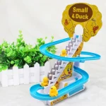 "Каченята на гірці іграшка-трек з витягом Small-Duck каченята катаються з гірки інтерактивна іграшка для дітей                      Елементи живлення 3 х АА Додаткові характеристики З ліфтом З музикою Комплектація Гірка для каченят - 1 шт Качка іграшка - 3 шт Упаковка  (утки)"