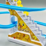 "Каченята на гірці іграшка-трек з витягом Small-Duck каченята катаються з гірки інтерактивна іграшка для дітей                      Елементи живлення 3 х АА Додаткові характеристики З ліфтом З музикою Комплектація Гірка для каченят - 1 шт Качка іграшка - 3 шт Упаковка  (утки)" - Зображення 4