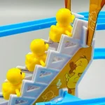 "Каченята на гірці іграшка-трек з витягом Small-Duck каченята катаються з гірки інтерактивна іграшка для дітей                      Елементи живлення 3 х АА Додаткові характеристики З ліфтом З музикою Комплектація Гірка для каченят - 1 шт Качка іграшка - 3 шт Упаковка  (утки)" - Зображення 5